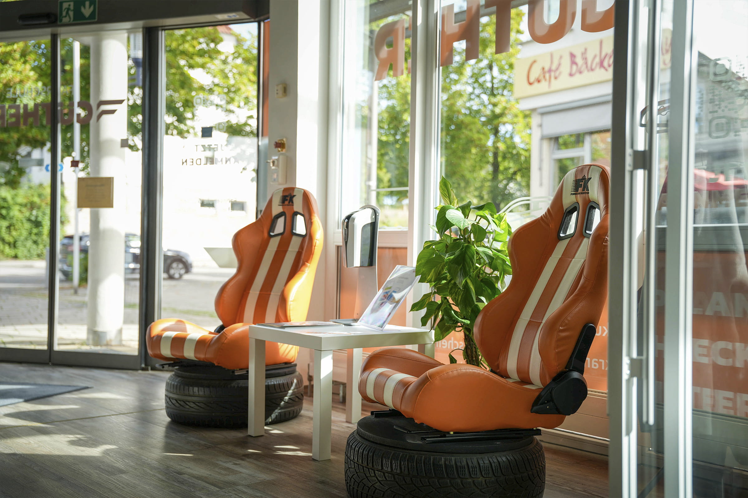 Eingangsbereich Filiale Rommelsback mit kleiner Lounge